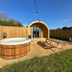 https://lois-pod-with-hot-tub-near-airport.cardiffhotelswales.com